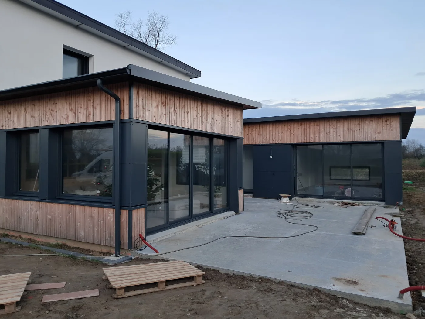 Extension bois contemporaine sur maison ancienne à Plouescat — Coat-Amis Charpente
