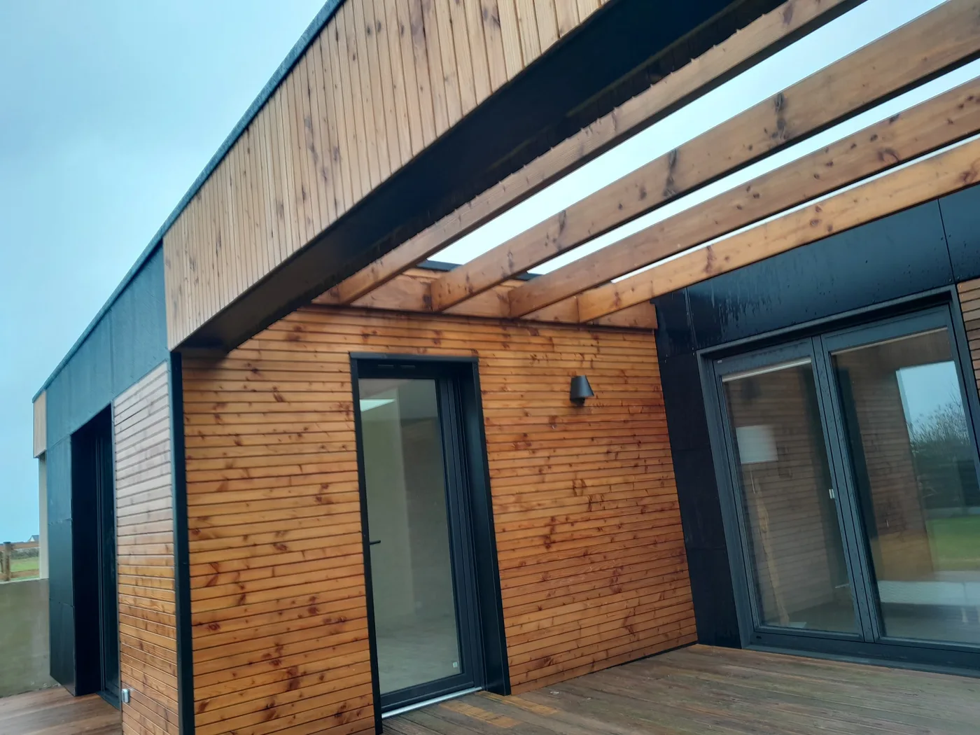 Extension ossature bois avec bardage douglas en Finistère Nord — Coat-Amis Charpente