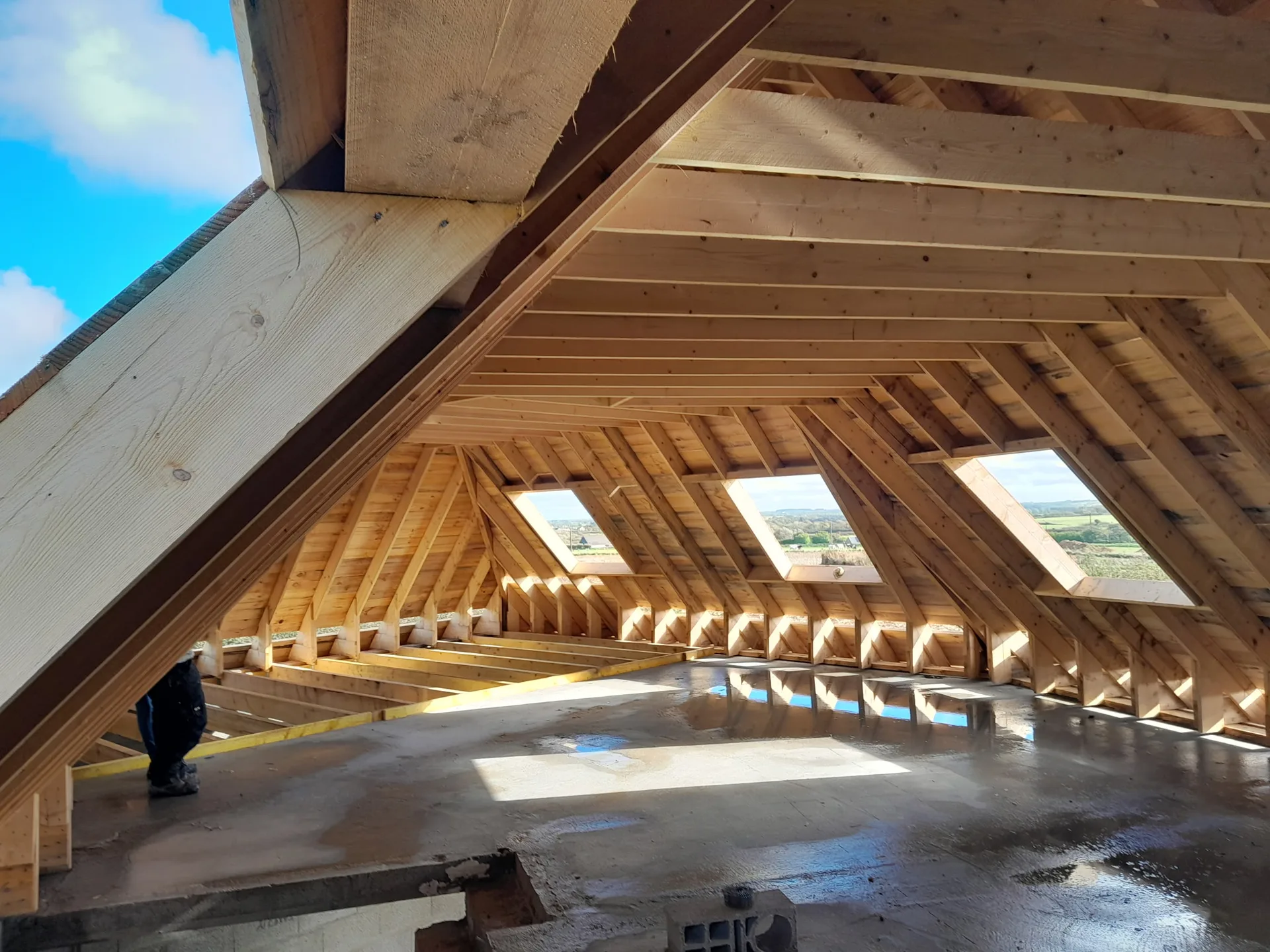 Charpente traditionnelle bois apparente dans des combles aménagés à Plouescat — Coat-Amis Charpente